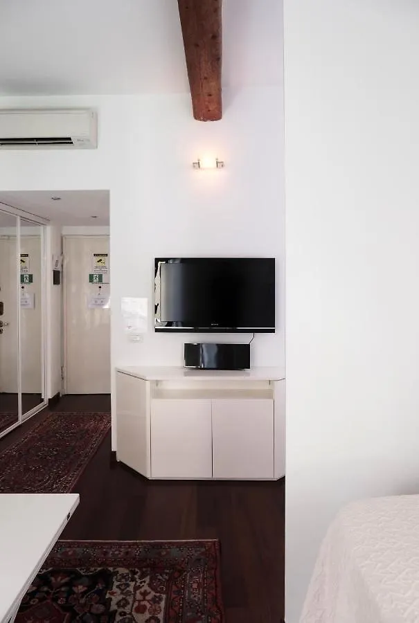 Comecasa Flowery Terraced Apartment Milano Italia