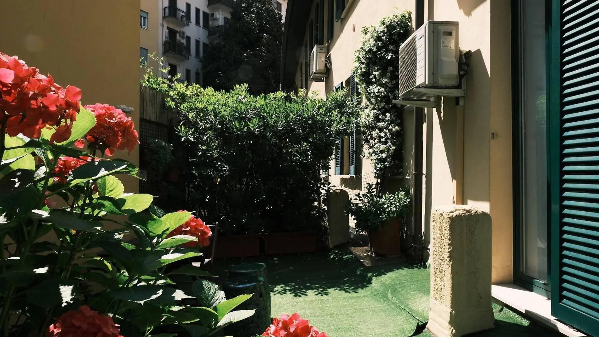 Comecasa Flowery Terraced Apartment Milán