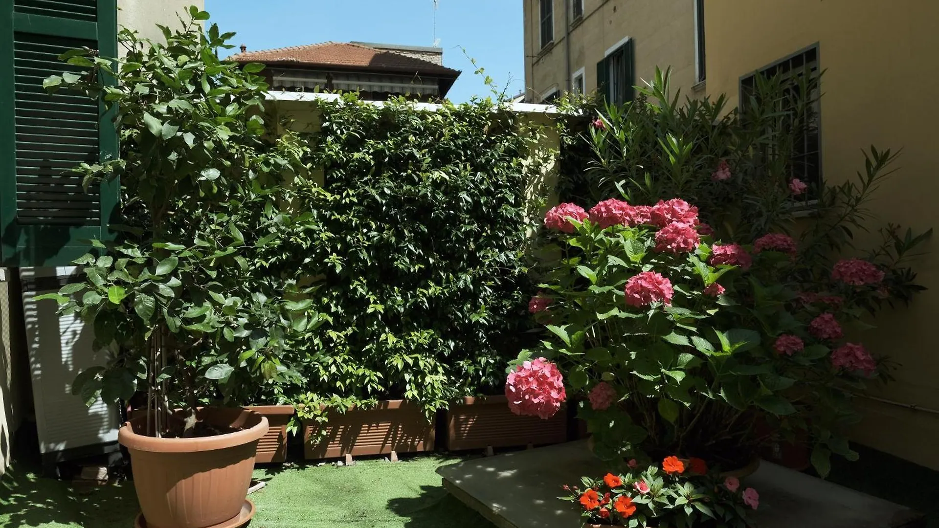 Comecasa Flowery Terraced Apartment Mailand