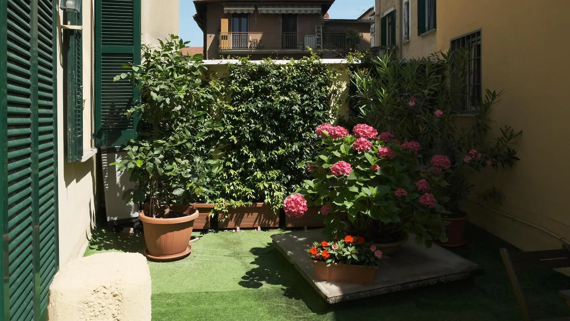 Comecasa Flowery Terraced Apartment Mailand
