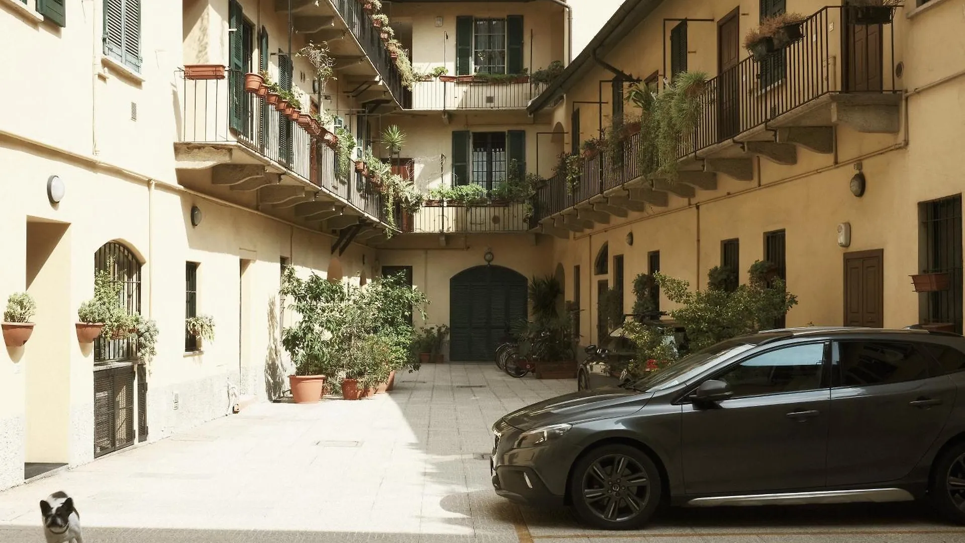 Comecasa Flowery Terraced Apartment Milan