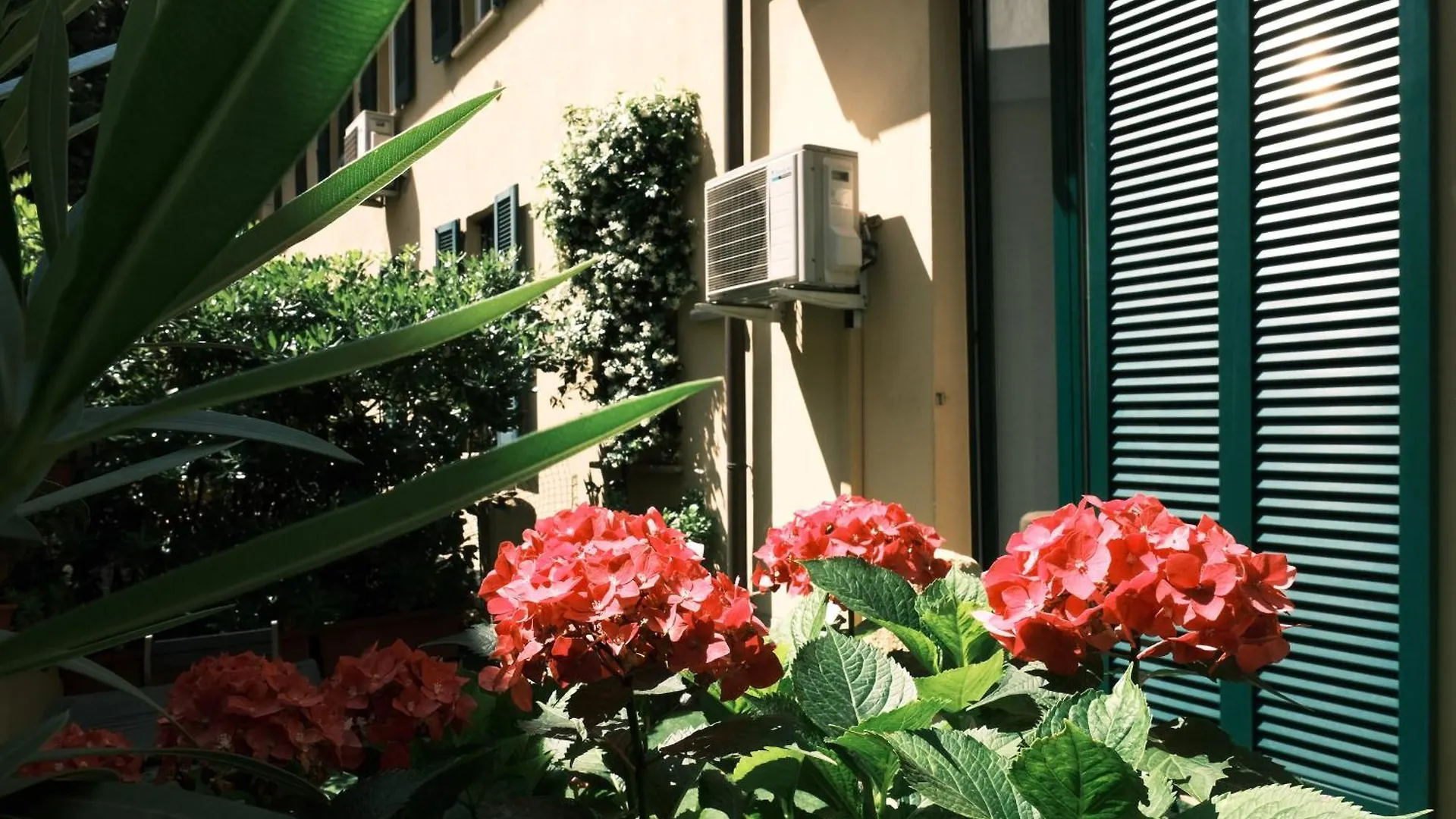 Comecasa Flowery Terraced Apartment Milan