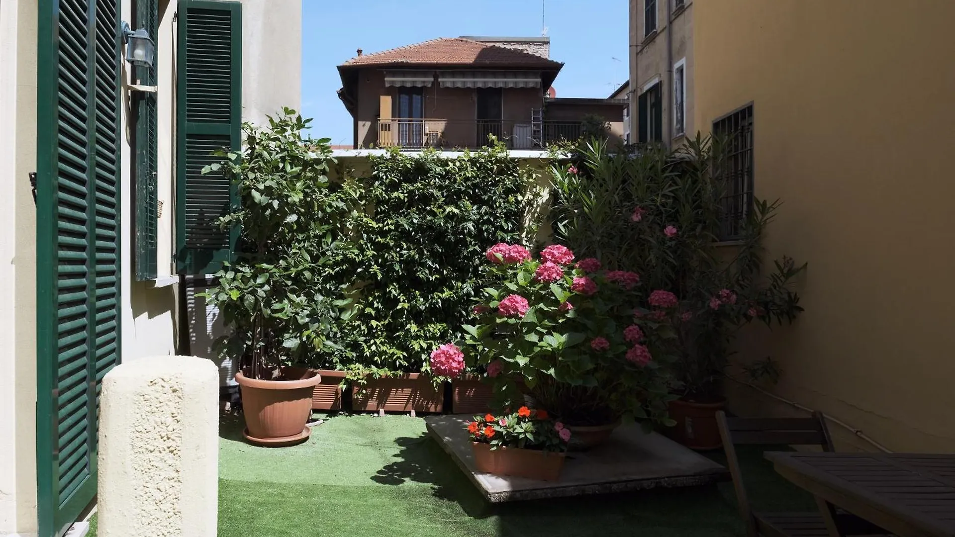 Comecasa Flowery Terraced Apartment Milan